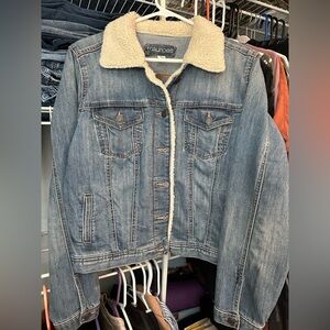 Maurices denim jacket w wool collar
Size large
Like-new condition